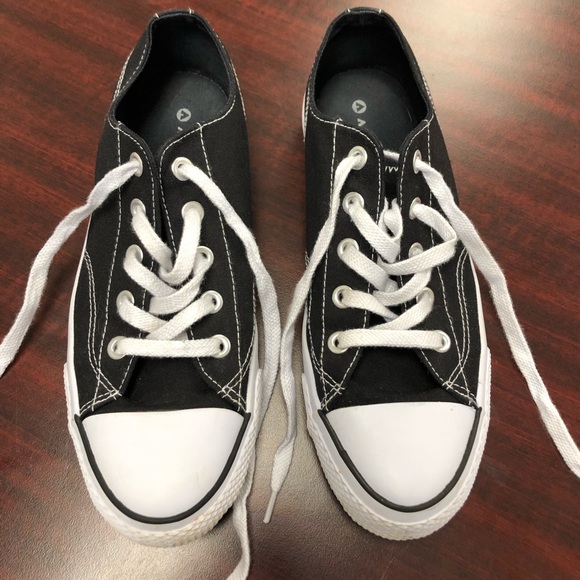 airwalk canvas shoes